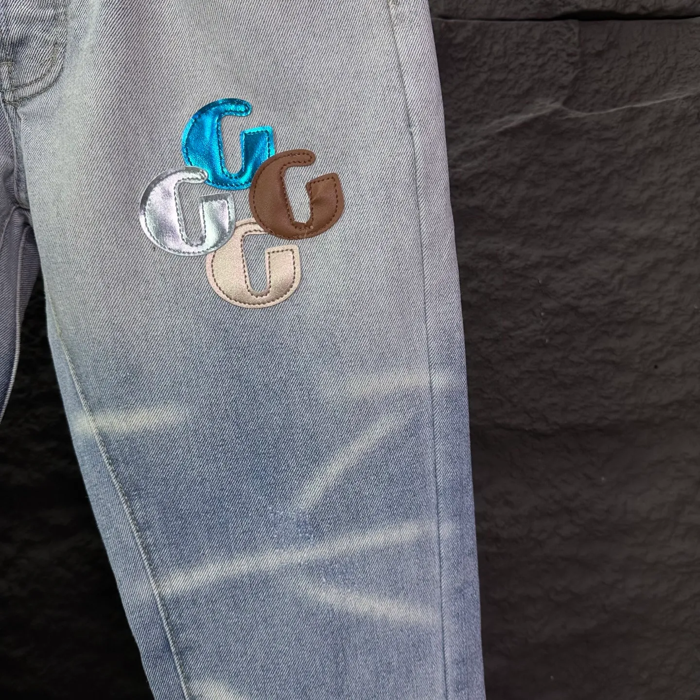 P240 GALLERY DEPT. 2026 New Colorful Skin Embroidered Letter Splicing Couple Style Washed Loose Bootcut Jeans 🔥High Version🔥High Version🔥 Top Ceiling Quality Styles with different washed textures are very friendly to people with thin legs and thick legs. The bootcut version is very flattering to the leg shape. Moderate length that never goes out of style, easy and casual to match, basic styling for various styles, a must-have in the wardrobe! The fabric is stiff but also makes the upper body soft without losing texture. The washing process is even more perfect. It is a must-have item for everyone! ! ! Washed wheat, hang tag, pants label, complete with three labels Color: light blue Size: 28, 30, 32, 34, 36 (five sizes)